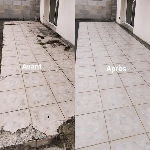 Une terrasse carrelée côte à côte : à gauche encrassée et noircie, à droite propre