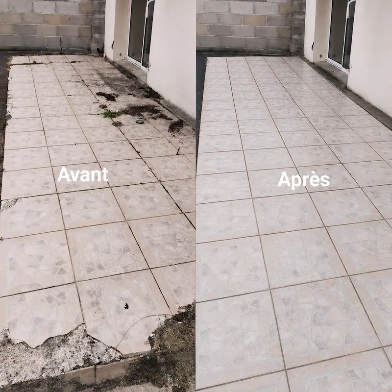 Une terrasse carrelée côte à côte : à gauche encrassée et noircie, à droite propre